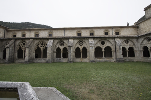 Galería oeste desde el exterior del claustro de Irantzu